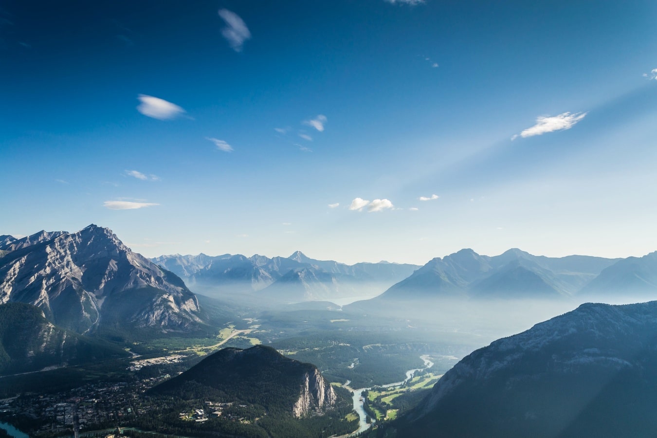 Bergige Landschaft. Bild von einem Gipfel.